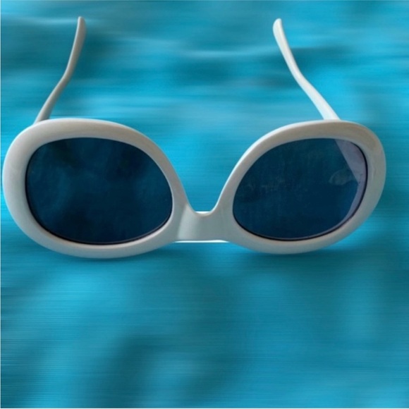 Accessories - White RETRO sunglasses! OS, Excellent LIKE-NEW condition!